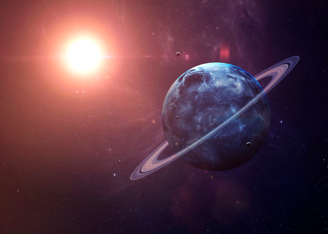 Urano con lunas disparadas desde el espacio mostrando toda su belleza. Imagen extremadamente detallada, incluidos los elementos proporcionados por la NASA. Otras orientaciones y planetas disponibles.
