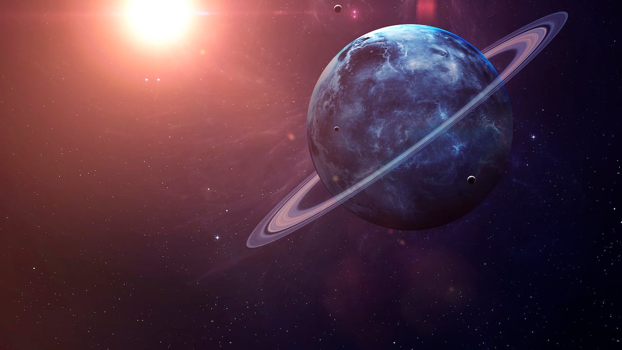 Urano con lunas disparadas desde el espacio mostrando toda su belleza. Imagen extremadamente detallada, incluidos los elementos proporcionados por la NASA. Otras orientaciones y planetas disponibles.