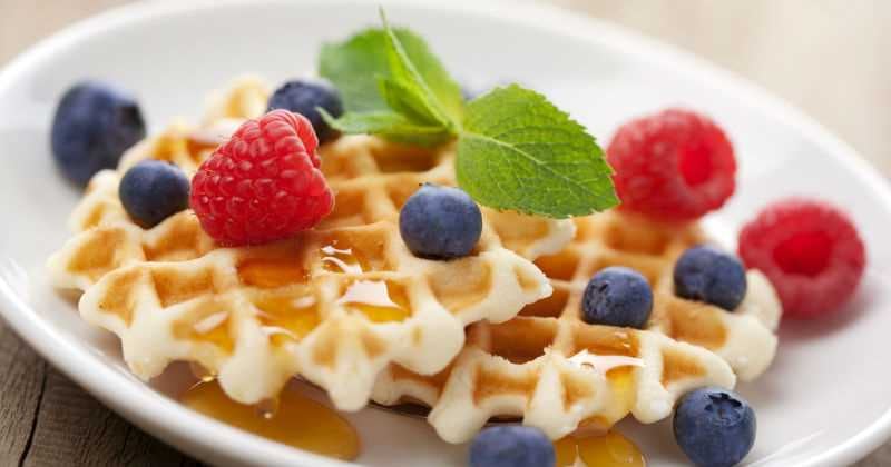 Un ejemplo de desayuno saludable son los pancakes de avena con fresas y frutos secos.