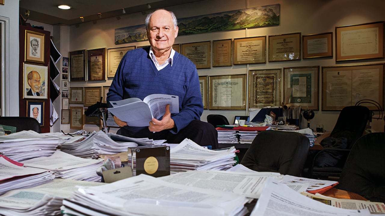 En 1987 anunció en la prestigiosa revista científica Nature la creación de la primera vacuna sintética contra la malaria y desde ese momento fue consciente de que su vida giraría en torno al debate.