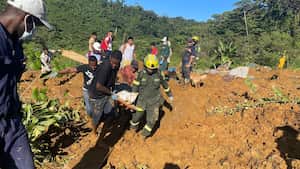 Pobladores y rescatistas entrenados unen fuerzas para buscar sobrevivientes en la tragedia en la vía entre Medellín y Chocó.