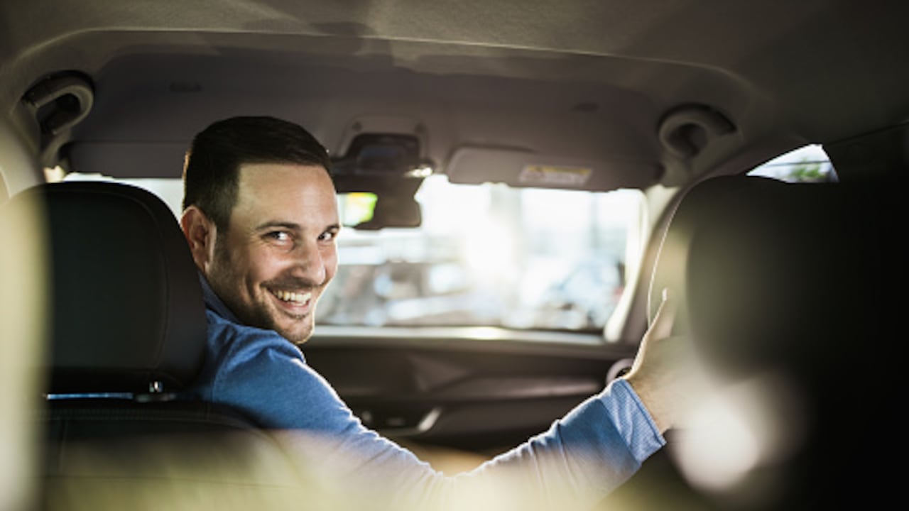 Estacionar en reversa puede llegar a ser todo un reto. La práctica le ayudará a mejorar la maniobra.