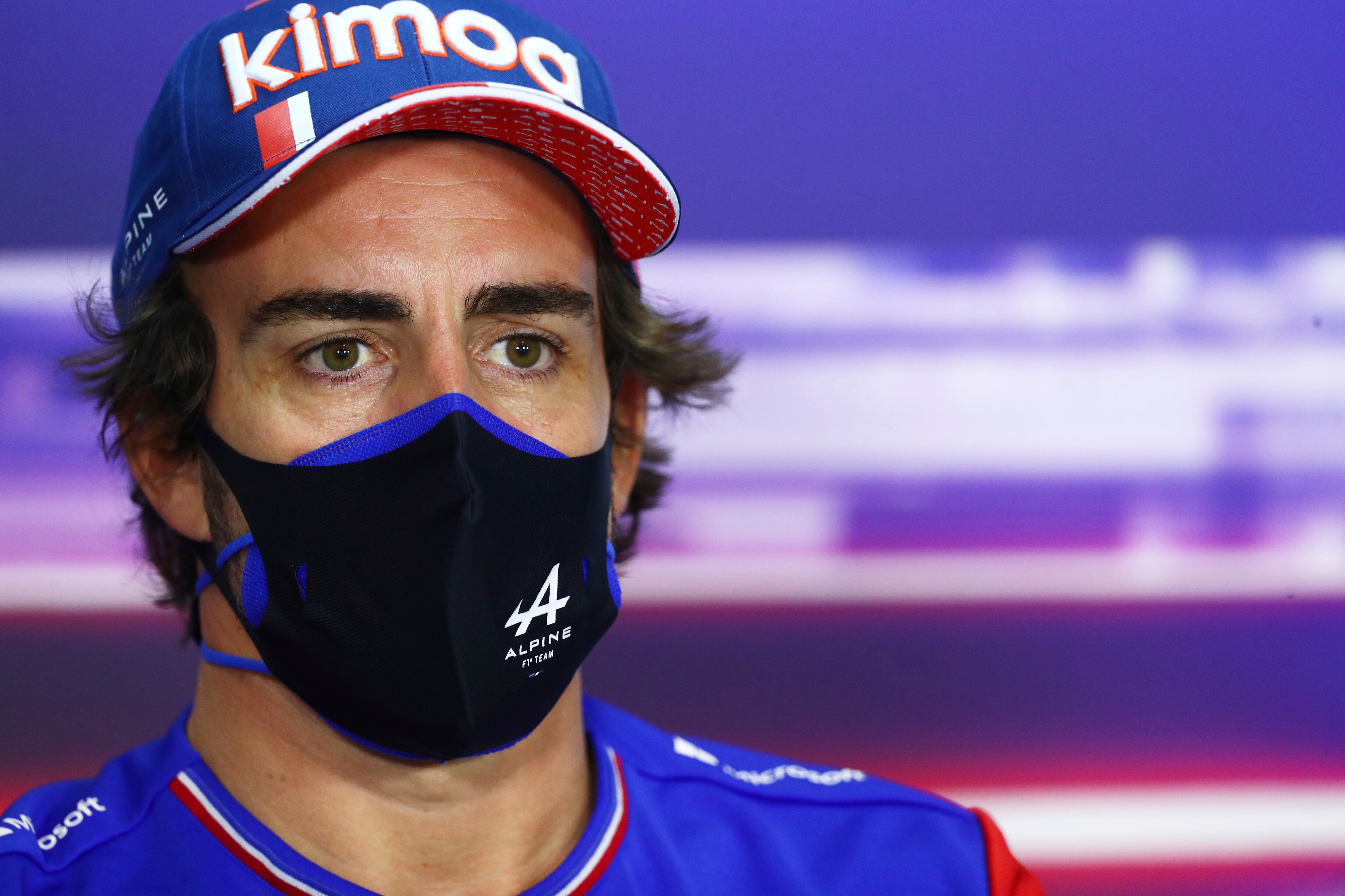 El piloto de Alpine Fernando Alonso de España asiste a la conferencia de prensa del Gran Premio de Bahrein de Fórmula Uno en Sakhir, Bahrein, el jueves 25 de marzo de 2121. (Dan Istitene, Pool vía AP)