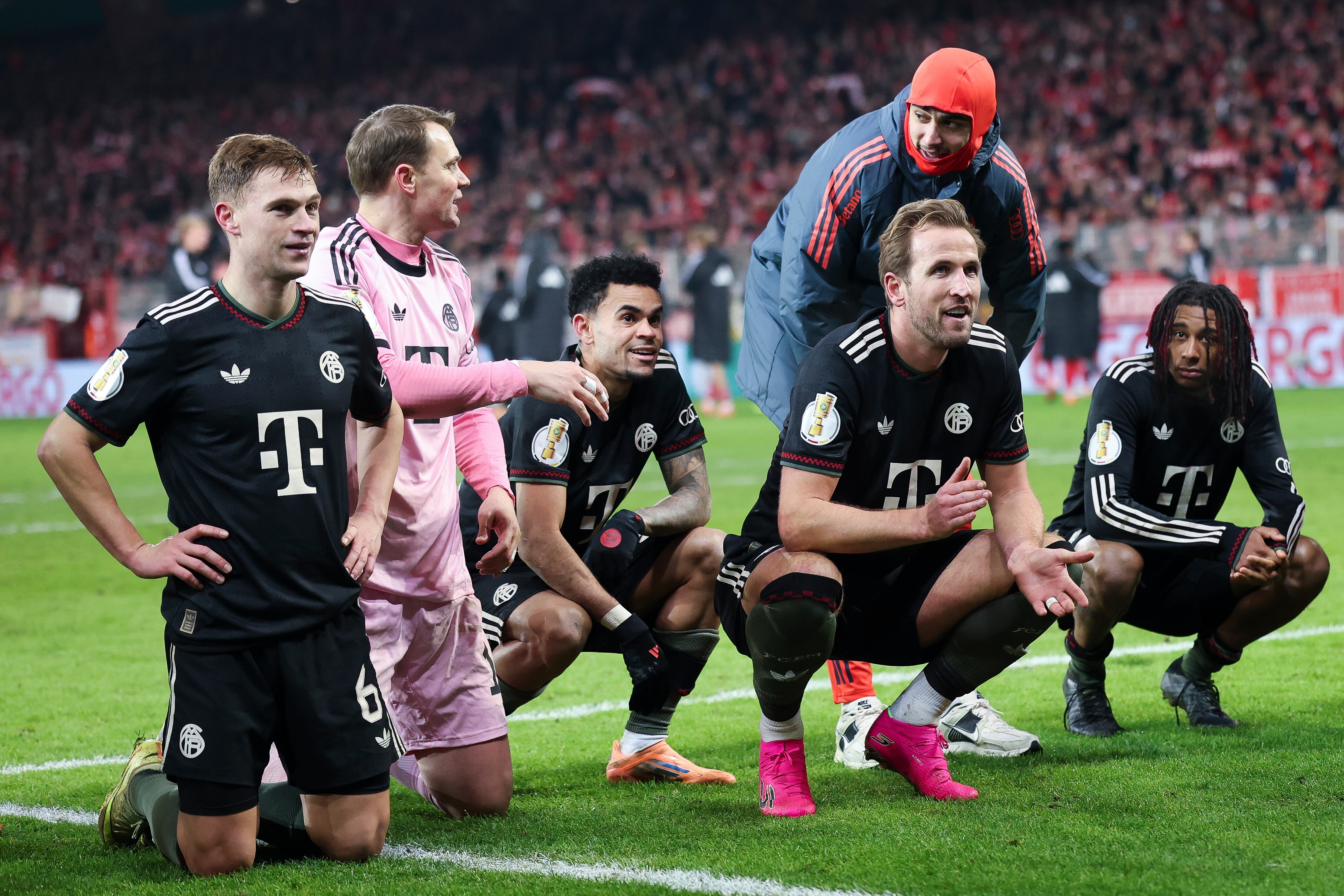 BERLIN, GERMANY - DECEMBER 03: Joshua Kimmich, Manuel Neuer, Luis Diaz, Harry Kane and players of Bayern München celebrate after winning the DFB Cup round of 16 match between 1. FC Union Berlin and FC Bayern München at Stadion an der alten Försterei on December 03, 2025 in Berlin, Germany. (Photo by Maja Hitij/Getty Images)