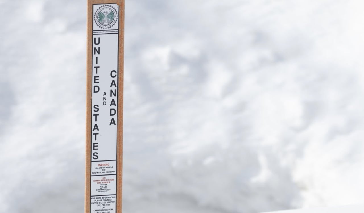 Ni la nieve ni el frío son impedimentos para los migrantes que buscan cruzar la frontera.