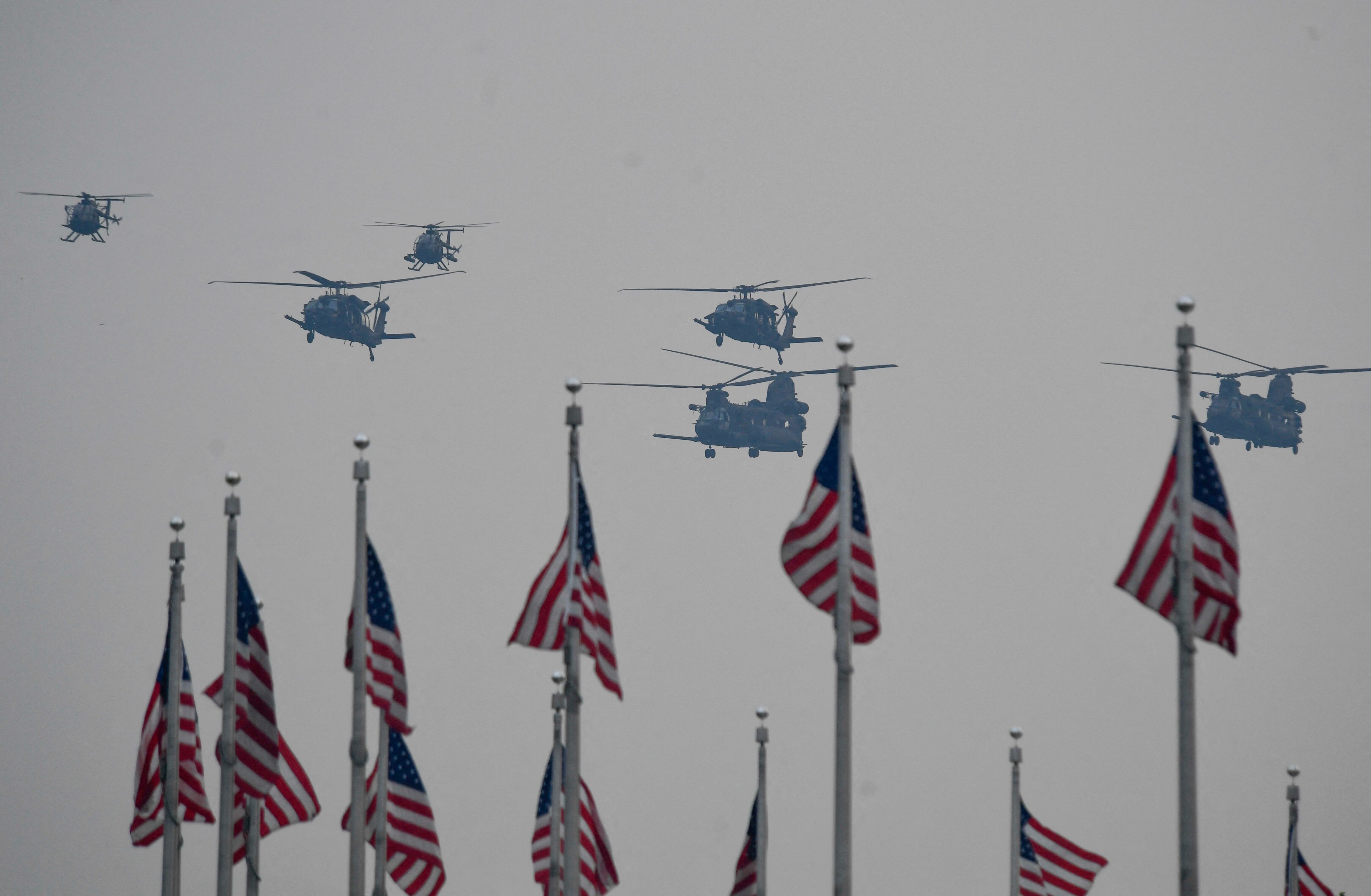 Helicópteros CH-47 Chinook sobrevuelan las banderas estadounidenses en el Monumento a Washington durante el desfile militar del 250.º aniversario del Ejército en Washington D. C. el sábado 14 de junio de 2025.