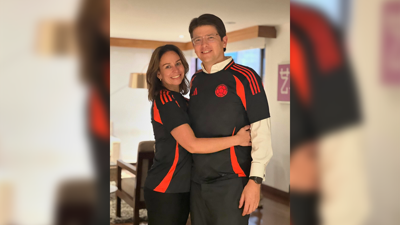 El precandidato presidencial Miguel Uribe Turbay está casado con María Claudia Tarazona. Su familia la conforman su hijo Alejandro y tres hijas del matrimonio anterior de su esposa.