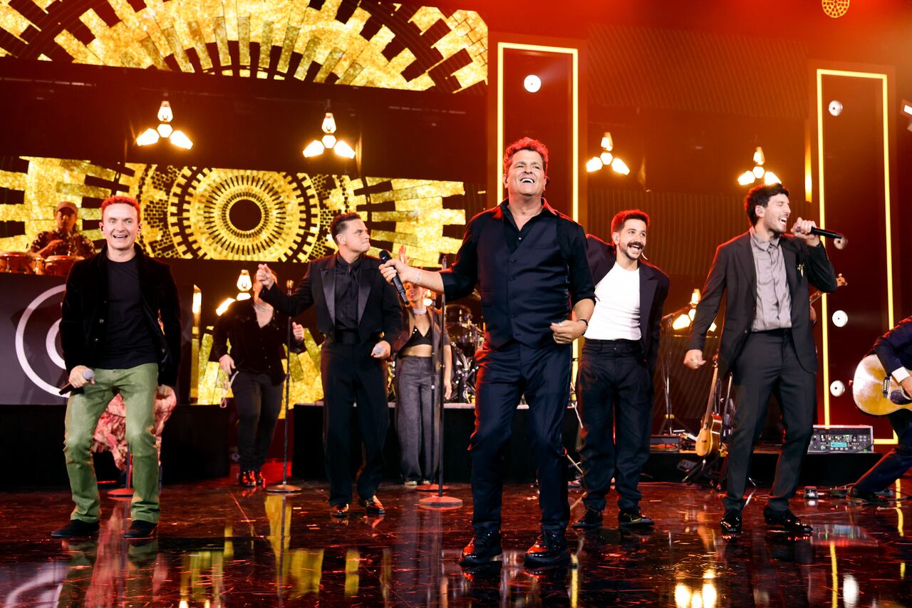 (De izquierda a derecha) Fonseca y el homenajeado Carlos Vives actúan en el escenario durante la Persona del Año de la Academia Latina de la Grabación 2024 en honor a Carlos Vives en el Centro de Convenciones de Miami Beach el 13 de noviembre de 2024 en Miami, Florida. (Foto de John Parra/Getty Images para La Academia Latina de la Grabación)