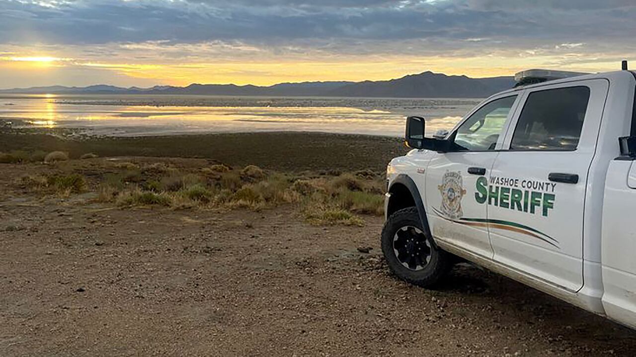 Decenas de miles de asistentes a un festival quedaron atrapados el domingo en el barro del desierto de Nevada