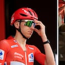 Primera imagen de Tadej Pogacar (der.) tras su brutal caída en la etapa 8 de La Vuelta a España 2026.