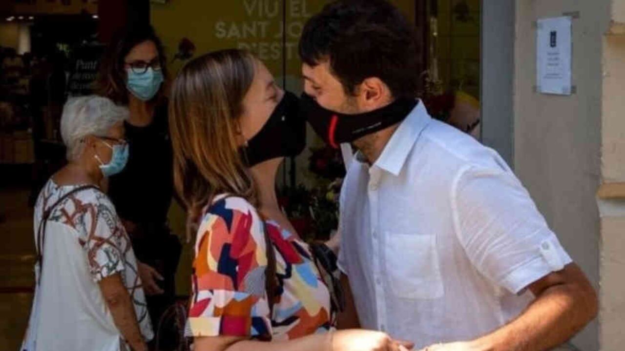 Una pareja celebra un San Jorge aplazado en Barcelona en plena pandemia.