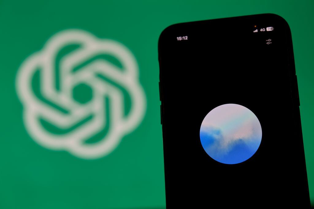 Android permite reemplazar su asistente de voz predeterminado con ChatGPT, ofreciendo una experiencia conversacional fluida.