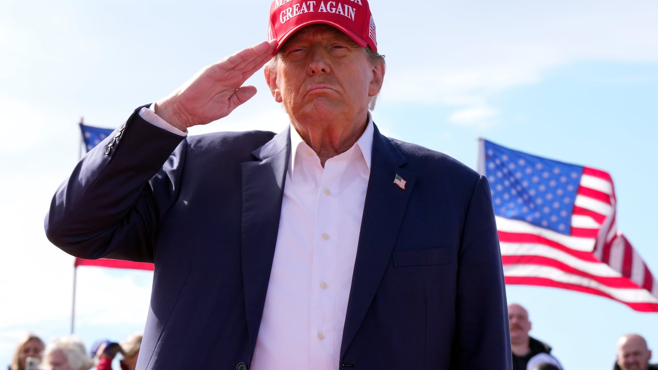 El expresidente Donald Trump saluda en un mitin de campaña el 16 de marzo de 2024, en Vandalia, Ohio..(AP Foto/Jeff Dean)