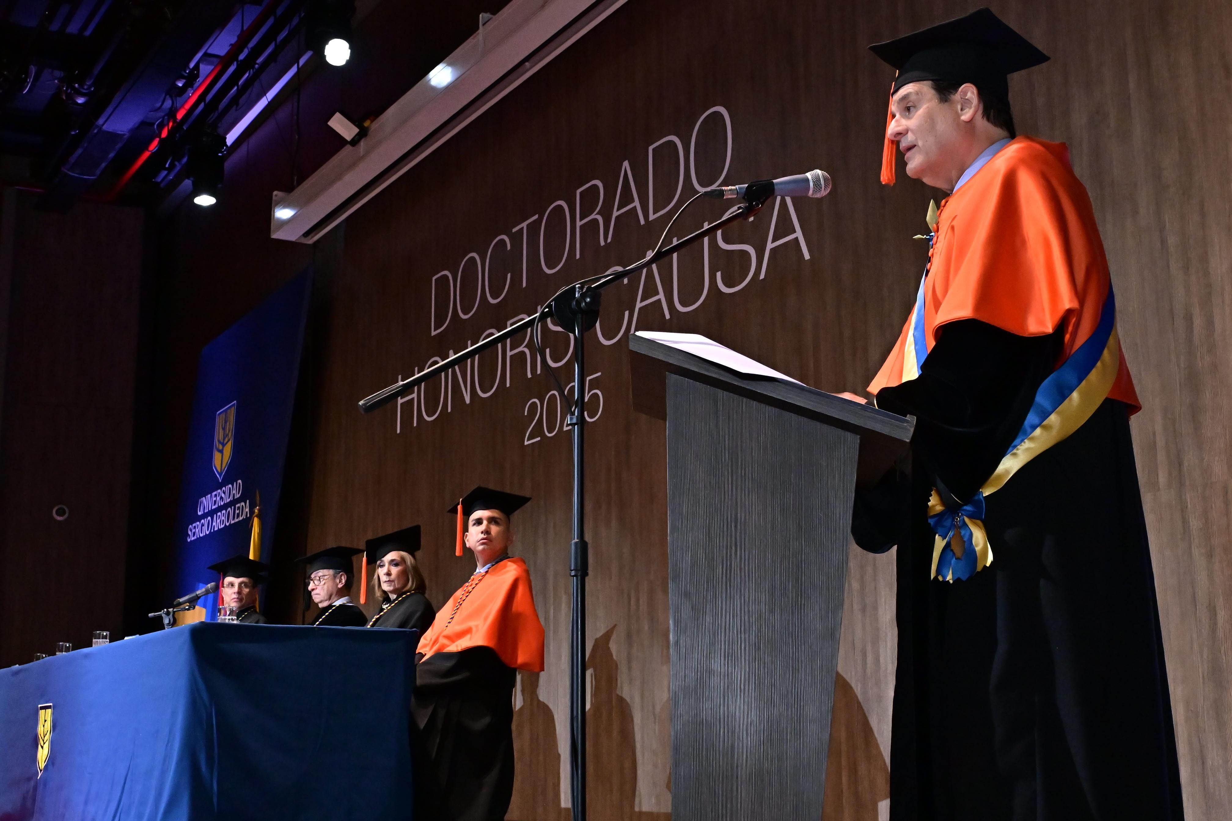 Luis Carlos Sarmiento Gutiérrez recibió la distinción en reconocimiento a su trayectoria y aportes al desarrollo empresarial del país.