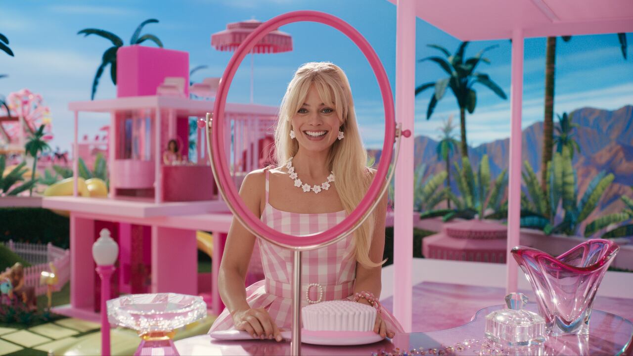 La película de Barbie, más allá de generar múltiples debates en el mundo por cuenta del rol de la mujer en la sociedad y la lucha por la equidad de género, se ha convertido en un ícono que en el último mes se ha posicionado como reina en las taquillas.