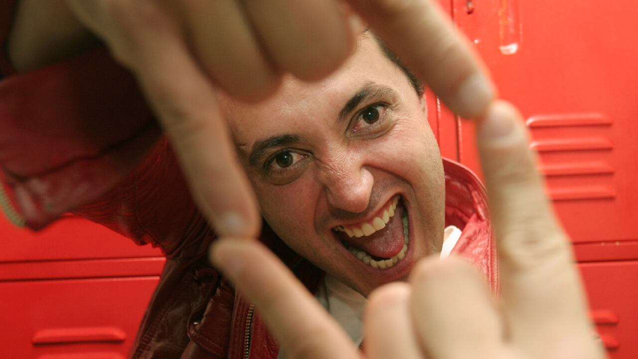 Andrés López
Para muchos es el pionero del ‘stand-Up’ en Colombia. Después del éxito de ‘La pelota de letras’, que cumple diez años, ha sacado dos shows: ‘Me pido la ventana’ y ‘Llegar a Marte’. Presentará este último en el Teatro Gimnasio Moderno hasta el 5 de octubre.