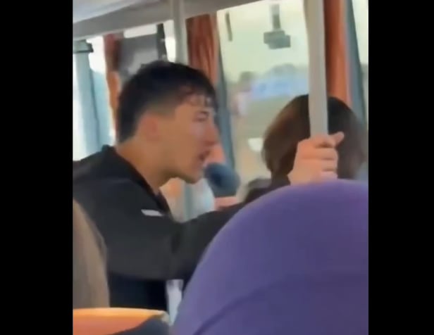 El momento en que uno de los pasajeros confrontó al agresor de la colombiana victima de xenofobia.