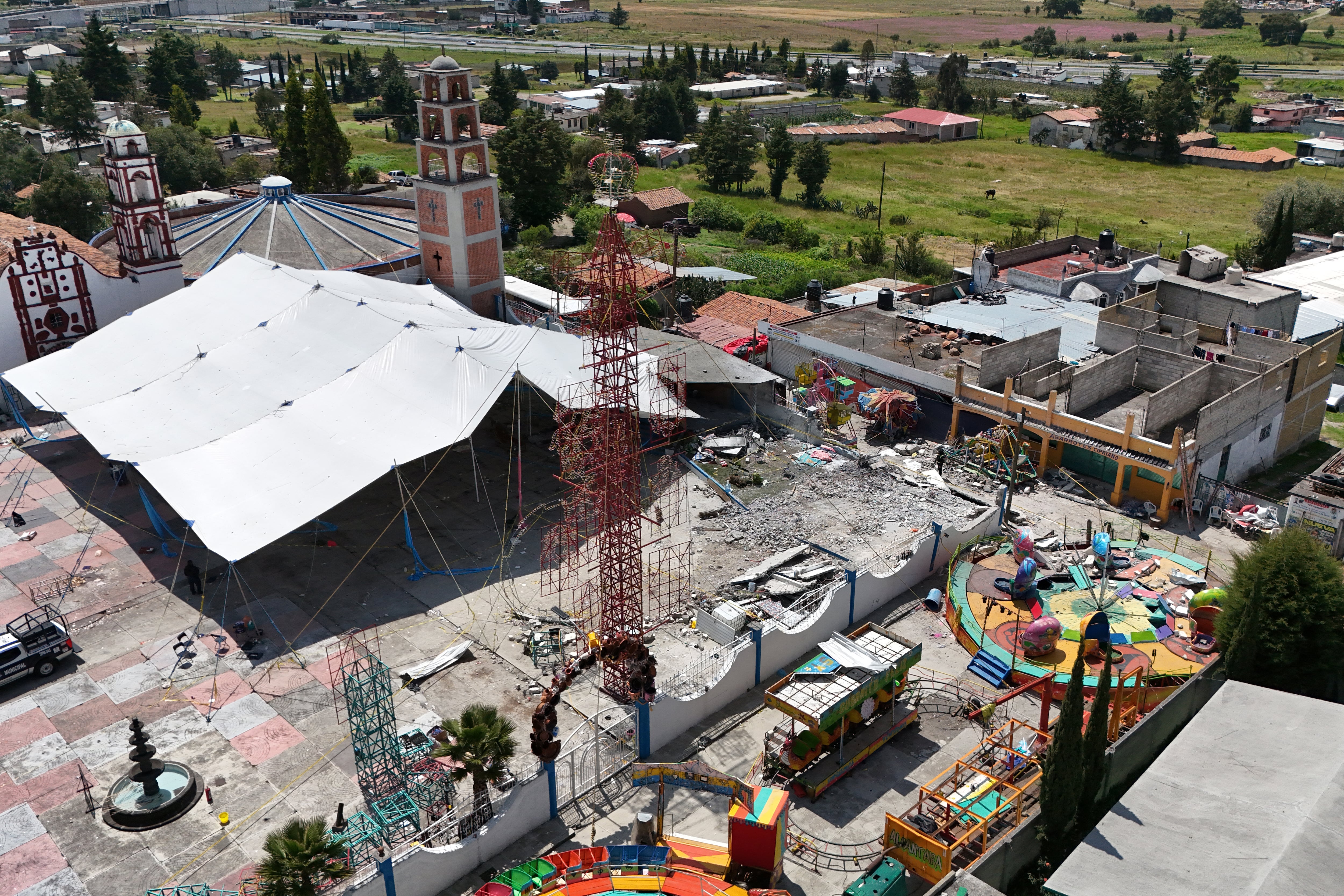 Esta vista aérea muestra el lugar de una explosión de fuegos artificiales en Santa María Canchesda, estado de México, México, el 6 de septiembre de 2026. Una explosión de fuegos artificiales en una iglesia mientras cientos de personas celebraban la fiesta patronal en México dejó al menos 10 muertos y más de 60 heridos, informaron las autoridades el 6 de septiembre de 2026. (Foto de Ramses MERCADO / AFP)