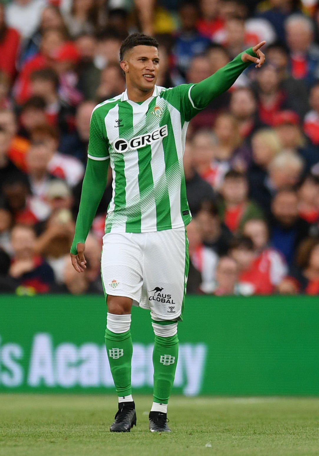 Nelson Deossa marcó y asistió vs. Arsenal en la pretemporada con Real Betis
