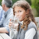 Se debe enseñar a los niños el hábito de tomar agua durante el día.
