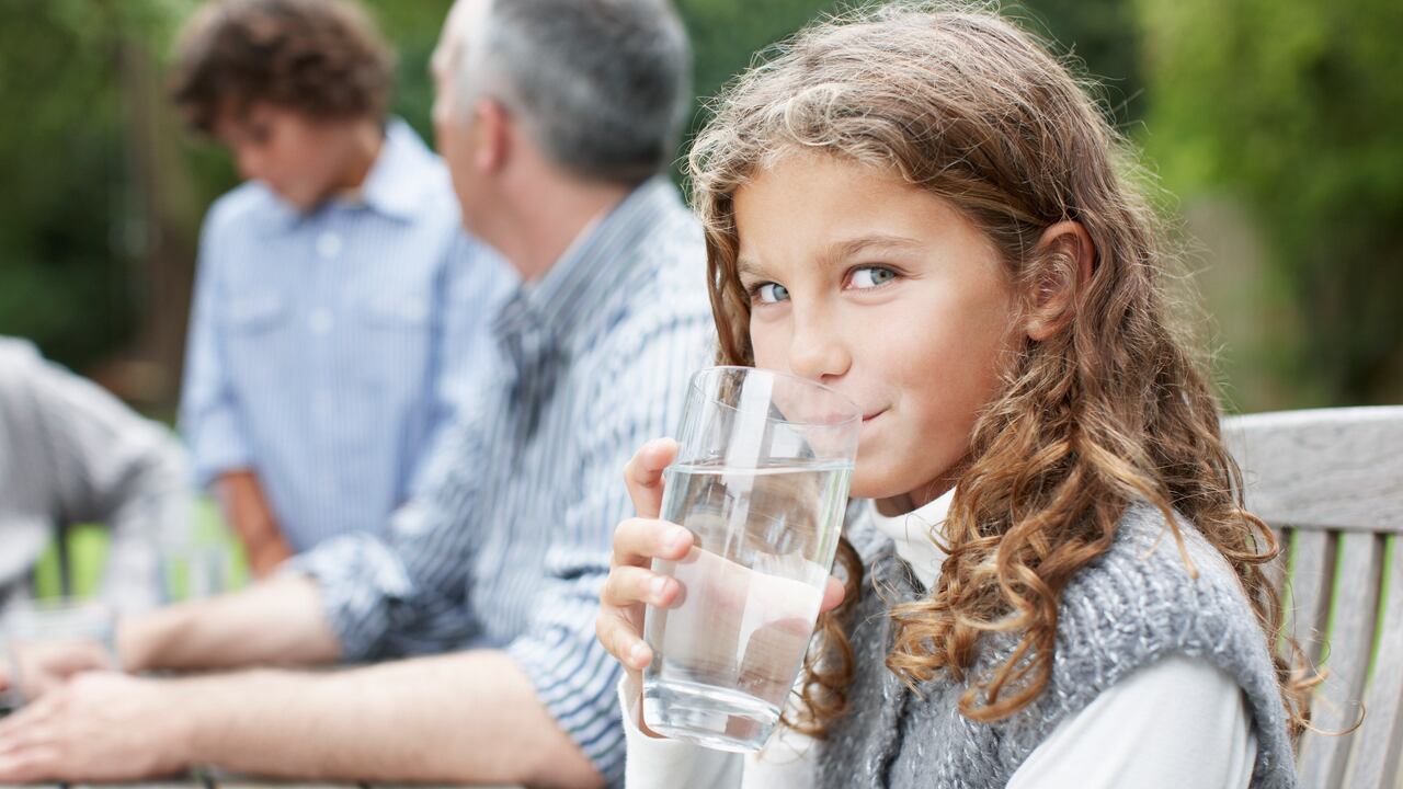 El agua es un líquido que debe tomarse en su composición más pura para hidratar correctamente al cuerpo.