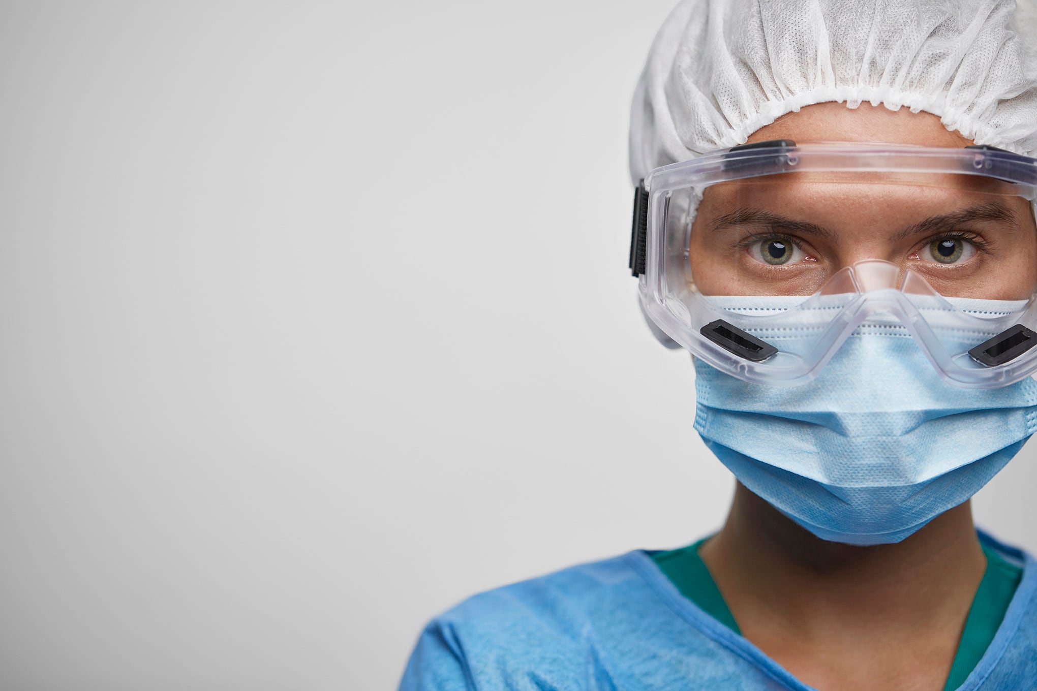 Mujer con traje de salud, enfermera, auxiliar de salud, traje de protección.