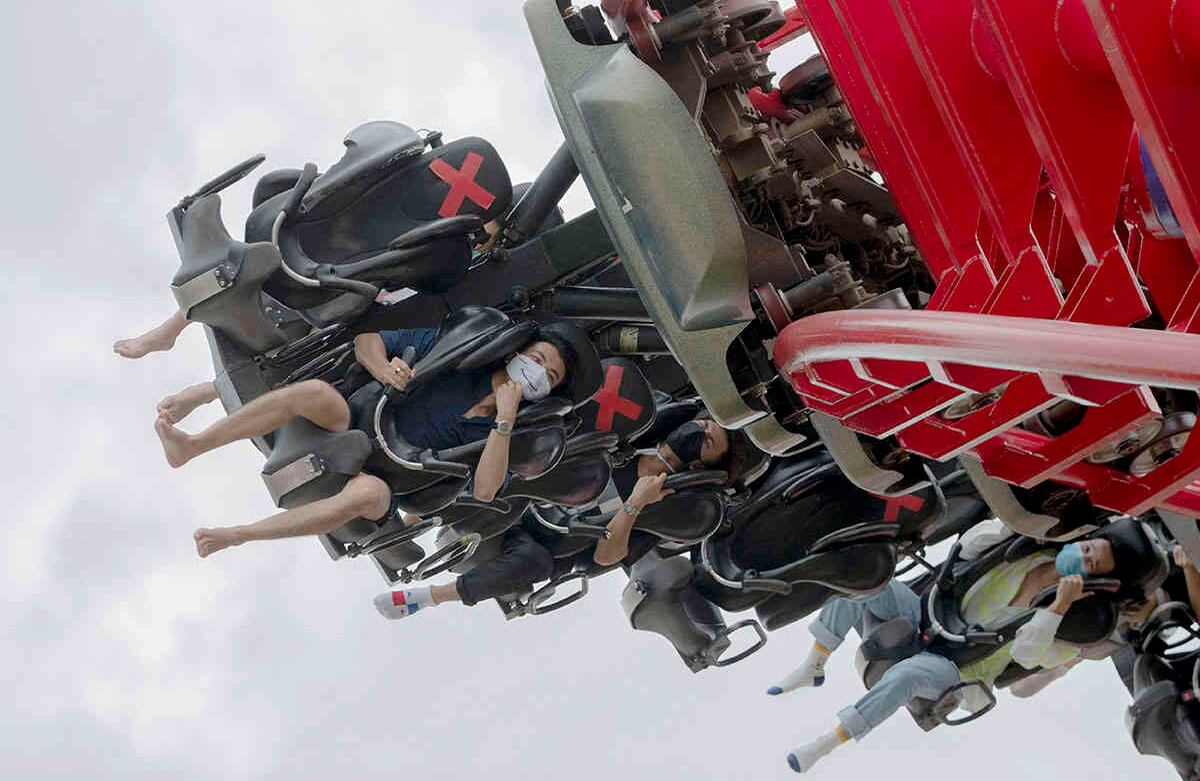 La vida diaria en Bangkok, Tailandia, se normaliza a medida que el gobierno reduce las restricciones por la pandemia. Esta es la montaña rusa "Vortex", en el recientemente inaugurado Siam Amazing Park. Foto: Sakchai Lalit/ AP 