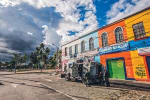 Efectivos de la policía prestan guardia en el sector de la Plaza España, el martes 31 de mayo de 2016 cerca al Bronx, en Bogotá, luego de realizarse un operativo sorpresa contra las organizaciones criminales que delinquen en este sector — el pasado sábado 28 de mayo —
por mas de 2500 hombres de la Policía, la Fiscalía y el Icbf . Foto: Carlos Julio Martínez / SEMANA
