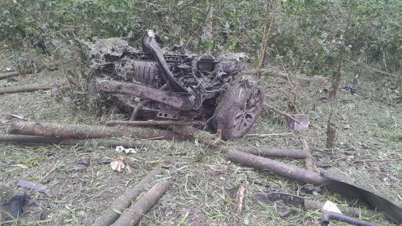 Así quedó el carrobomba de la madrugada en Piendamó, Cauca.