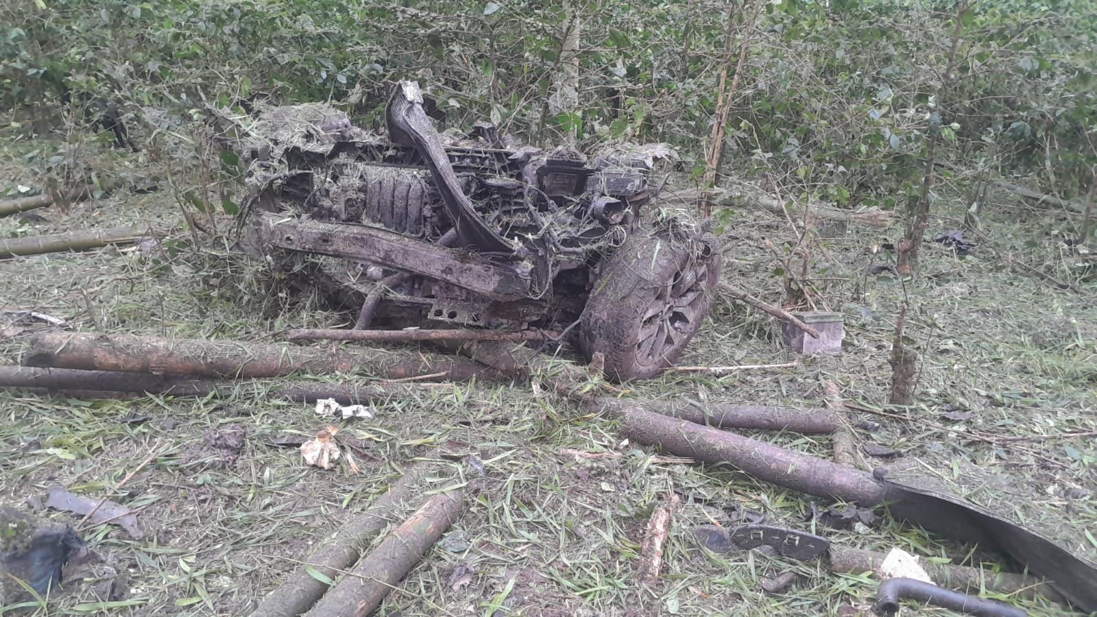 Así quedó el carrobomba de la madrugada en Piendamó, Cauca.