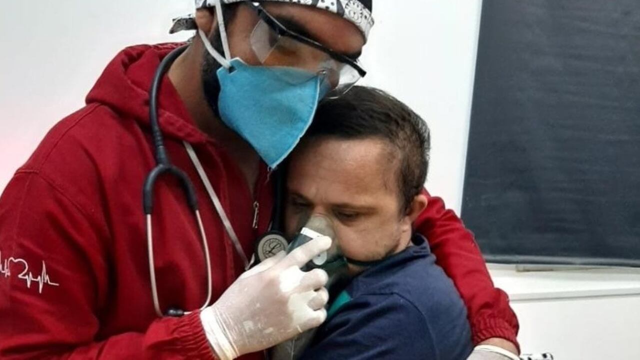 enfermero abraza a su paciente de coronavirus con síndrome de Down para darle oxígeno