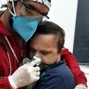 enfermero abraza a su paciente de coronavirus con síndrome de Down para darle oxígeno