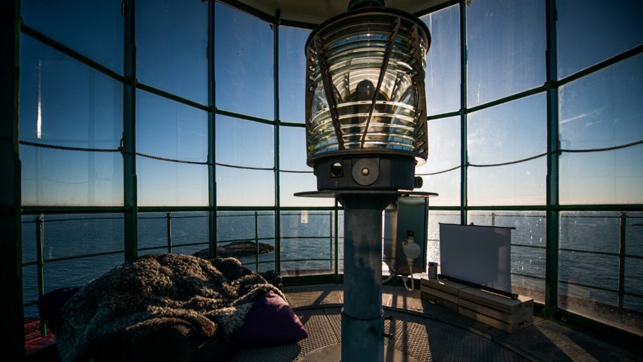 Una pantalla ubicada en el faro Pater Noster, construido en 1868 e inactivo desde 1977. Foto: Jonathan NACKSTRAND / AFP