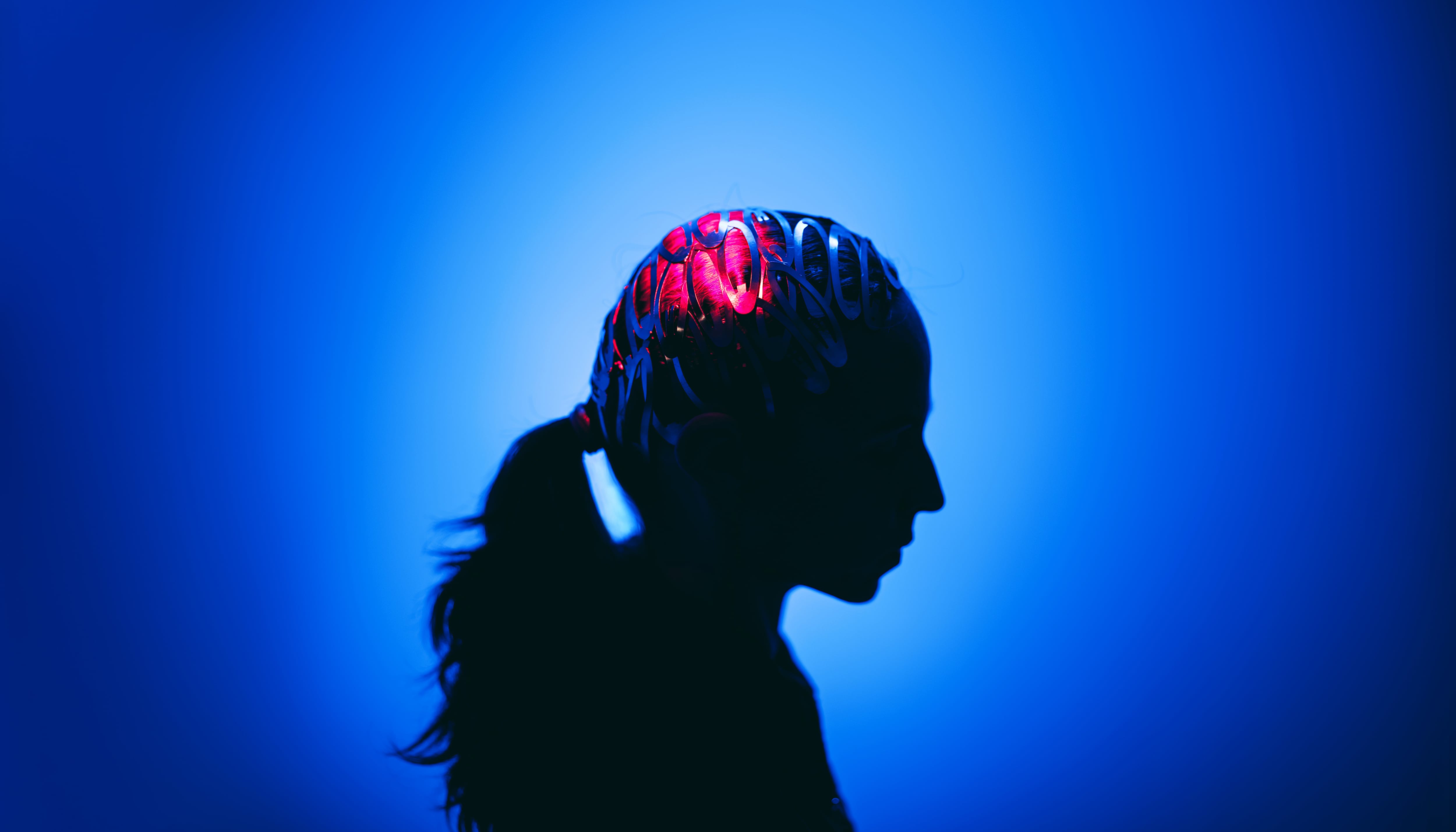 Silueta del funcionamiento del cerebro humano