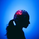 Silueta del funcionamiento del cerebro humano
