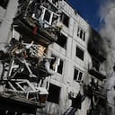 Los bomberos trabajan en un incendio en un edificio después de los bombardeos en la ciudad de Chuguiv, en el este de Ucrania, el 24 de febrero de 2022.