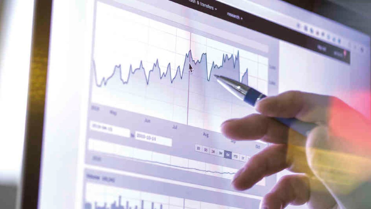 Los mercados de valores tradicionalmente reaccionan ante los acontecimientos de la política doméstica. Pero esta vez no se inmutaron, y el dólar cayó a finales de la semana. Los grandes inversionistas y fondos están más atentos por estos días a los rebrotes del coronavirus | ¿Caso Álvaro Uribe afecta la reactivación económica? | Noticias económicas hoy
