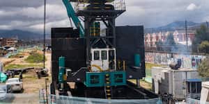 Los pilotes son izados por la máquina piloteadora y colocados en el centro de esta máquina con ayuda de los contrapesos y de las mordazas que aseguran el pilote.