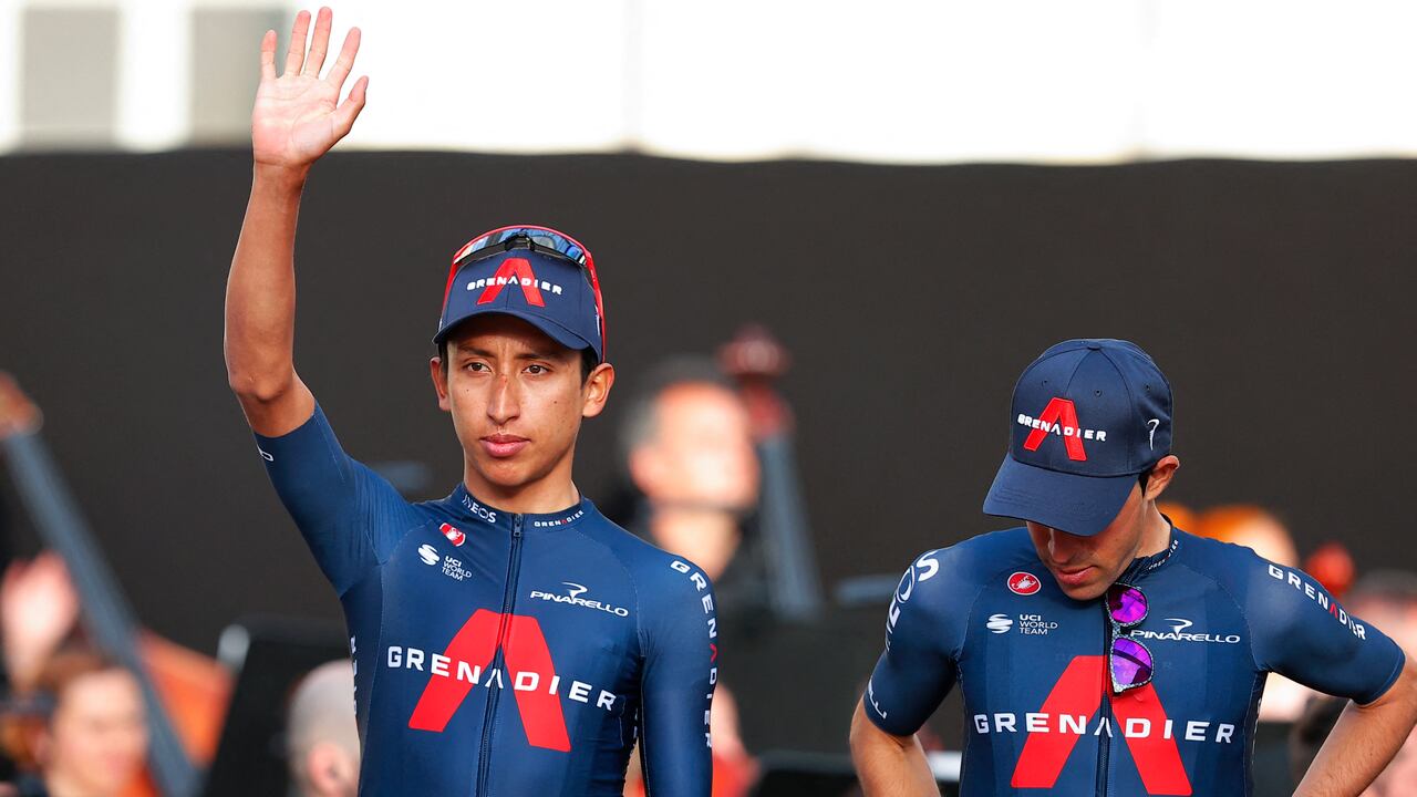 El ciclista colombiano Egan Bernal del equipo Ineos Grenadiers llega al escenario del Castello del Valentino (Castillo de San Valentín) en Turín, el 6 de mayo de 2021 para la ceremonia de apertura de la presentación de los equipos y ciclistas participantes, dos días antes de la salida del Giro. d'Italia 2021 carrera ciclista. (Foto de Luca Bettini / AFP)