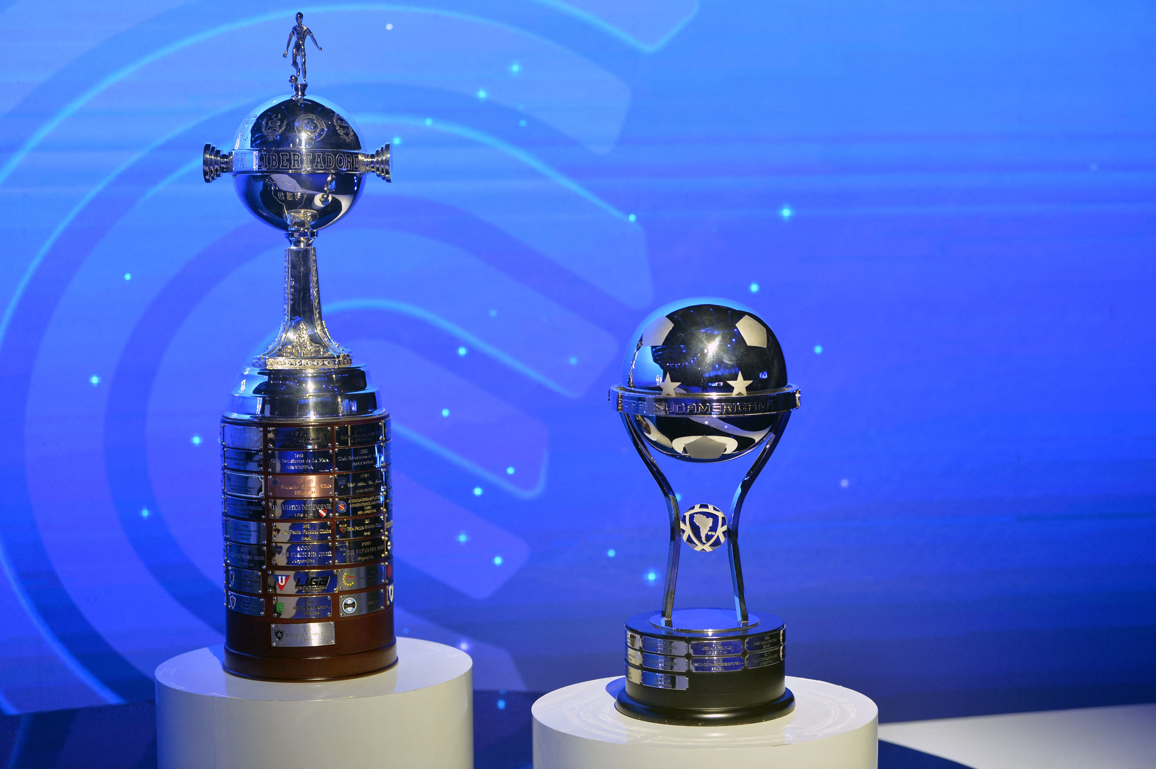 Los trofeos de los torneos internacionales más importante de Sudamérica, a nivel de clubes: la Copa Libertadores y Sudamericana.