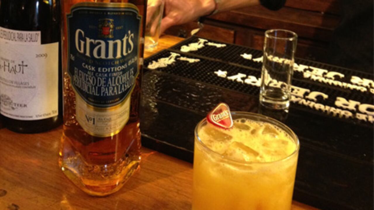 Al momento deservir el coctel, la llamarada se esparció a lo largo de la barra.