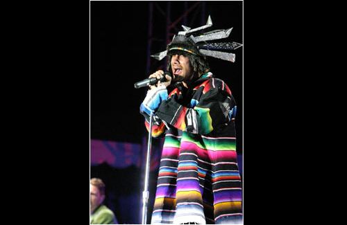 La gracia de Jay Kay se dejó ver a lo largo de las dos horas que deleitó al público colombiano con sus éxitos. 