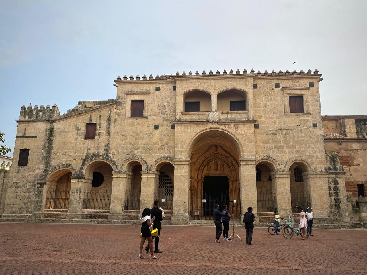 La Catedral de Santo Domingo, ubicada en el Parque Colón, fue construida en 1540, y por lo tanto la primera del continente americano.