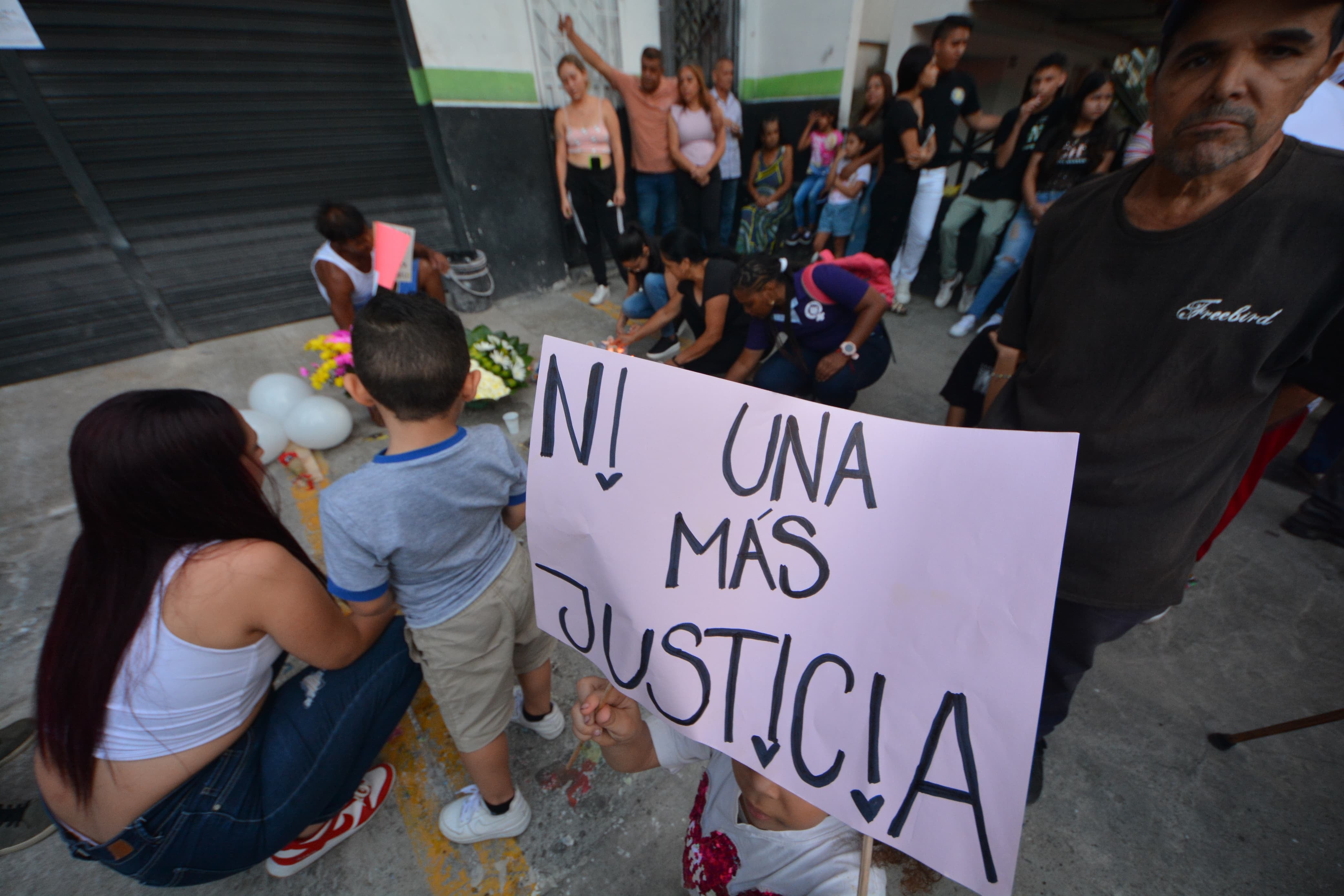 Plantón en el barrio San Judas Tadeo en Cali por el asesinato de la niña Michelle González