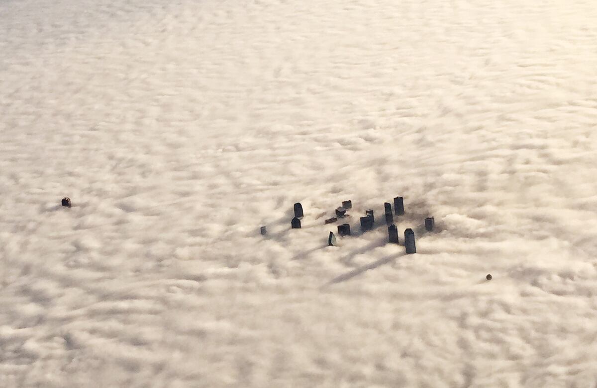 En esta foto aérea, el centro de Dallas, Texas, está envuelto en la niebla de la mañana. (AP)
