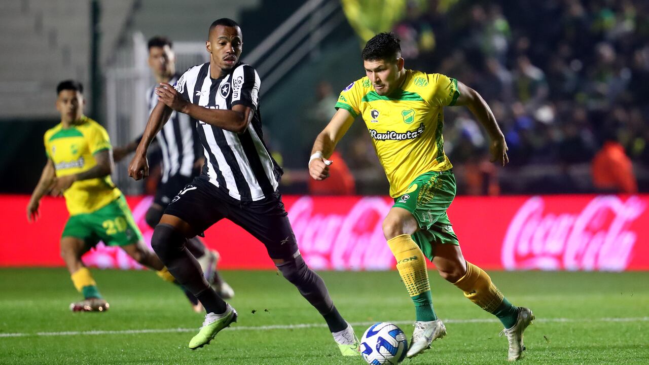 Ambos equipos salían por el todo al terreno de juego; sin embargo, era Defensa y Justicia quien llegaba con la presión de remontar el juego contra el equipo brasileño, club al que no le había ganado aún en Copa Sudamericana.