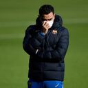 Xavi mira concentrado en medio del entrenamiento a puertas abiertas en Camp Nou