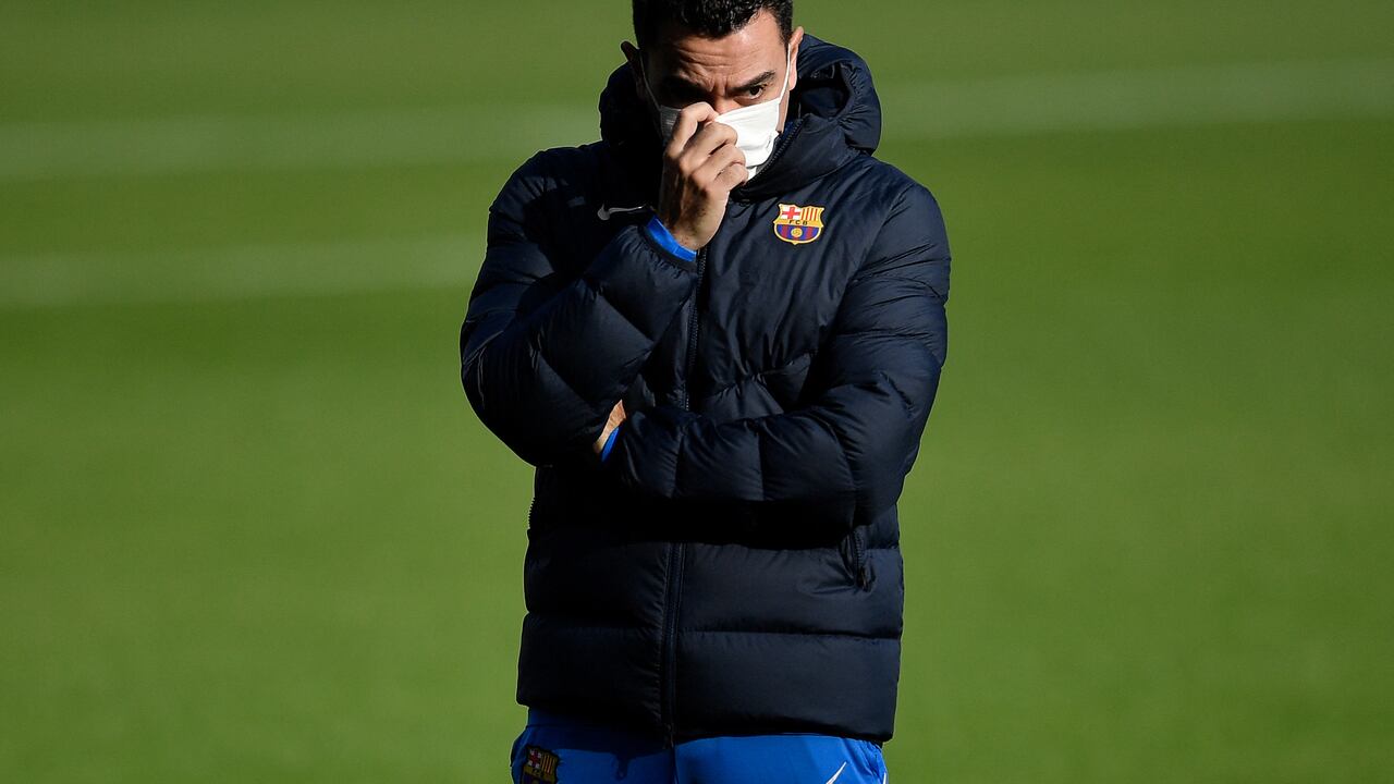 Xavi mira concentrado en medio del entrenamiento a puertas abiertas en Camp Nou