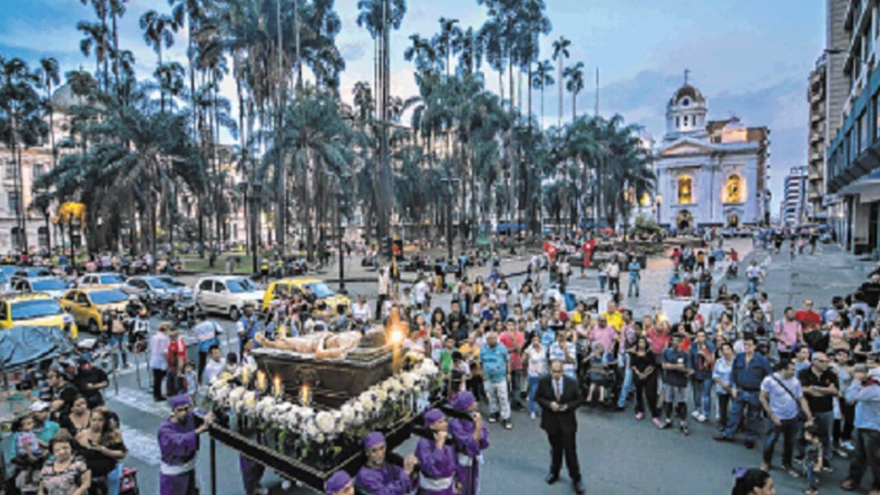 Entre las celebraciones especiales de Semana Santa destacan el lavatorio de los pies, la visita a los monumentos, el Vía Crucis, la procesión del Santo Sepulcro y la celebración a la Santísima Virgen.