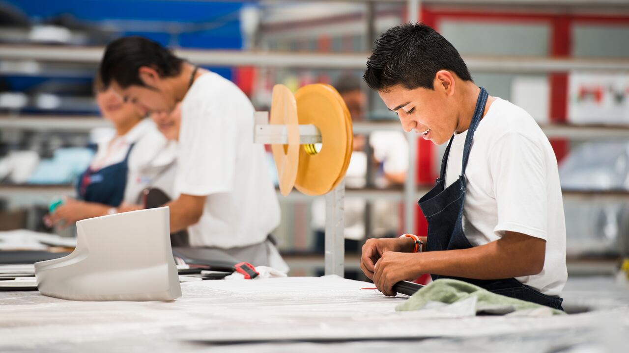 Trabajadores inmigrantes en Estados Unidos pueden generar responsabilidades económicas para quienes los patrocinan si reciben beneficios públicos como Medicaid o asistencia alimentaria, según las cartas de cobro enviadas por el gobierno federal.